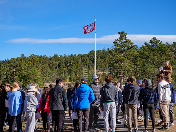 Students participating in a 4D session at the University of Denver's James C. Kennedy Mountain 校园