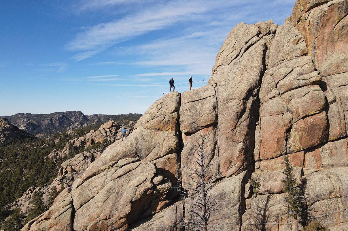 Climbers traverse a ridge at the Kennedy Mountain 校园