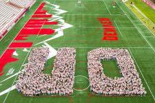 First-year students form a D 和 U at Peter Barton Lacrosse Stadium for their class of 2028 photo.